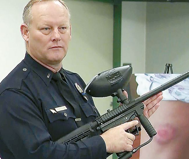 페인트볼 총격 위험성을 설명하고 있는 LAPD 경관. [사진=LAPD]