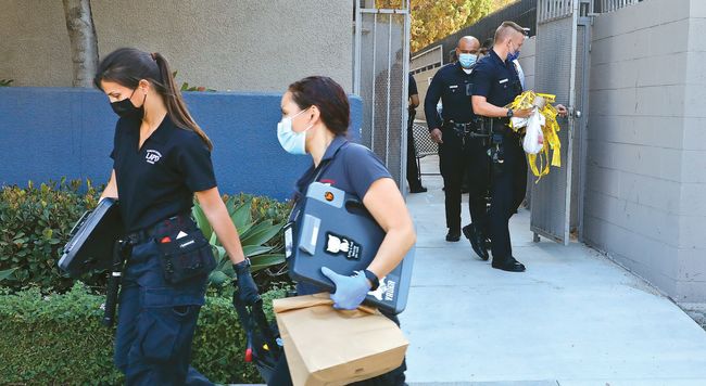 14일 오전 사건이 발생한 LA한인타운 인근 9가와 윌튼의 한 아파트에서 LAPD 감식반원들이 사건 현장에서 증거물들을 수거한 후 철수하고 있다. 작은 사진은 사건이 발생한 아파트. 김상진 기자 