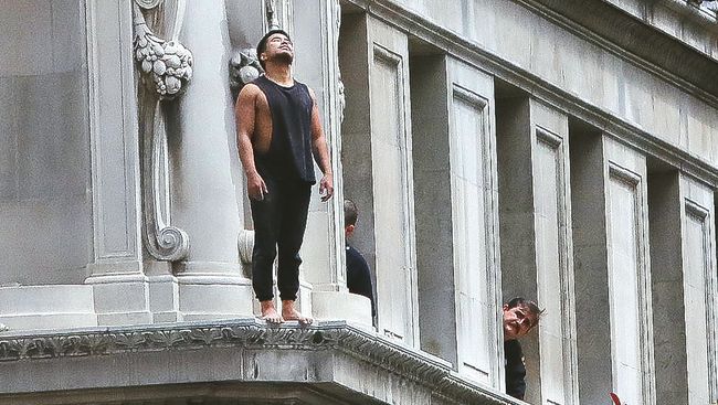 지난 4월 한 청년이 LA다운타운 빌딩에서 뛰어내리려 하고 있다. 이 청년은 안전쿠션 위로 떨어져 무사했다. 김상진 기자