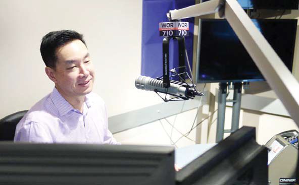 앤드류 박 변호사가 16일 맨해튼 '아이하트라디오(iHeartRadio)'스튜디오에서 '앤드류 박 쇼' 프로그램을 진행하고 있다