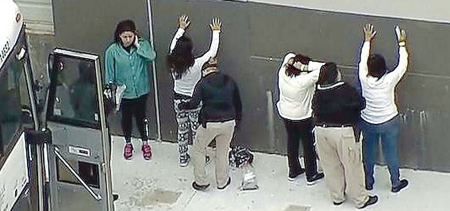 3일 CVE 테크놀러지를 급습한 이민단속 합동단속반 수사관들이 체포된 불체자 직원들을 벽에 세워놓고 몸을 수색하고 있다.