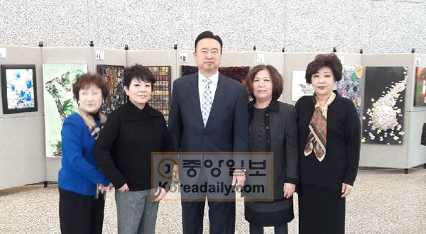 이진 금실문화회장(가운데)과 한국미술전시회‘韓멋’출품 작가들. 