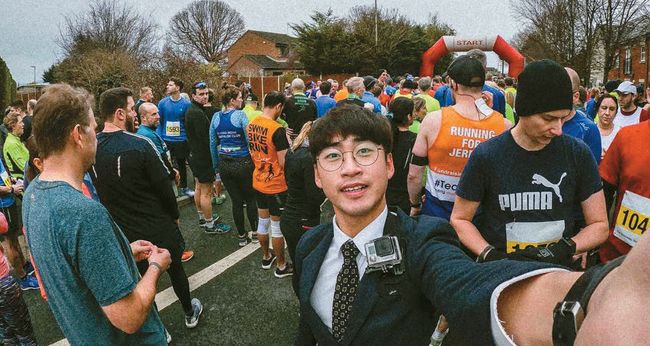 지난 1월 영국 글로스터에서 열린 50km울트라마라톤에 정장을 입고 참가한 정재종씨가 셀카를 찍었다.