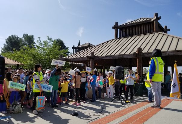 대회에 참가한 북가주지역별 한국학교 학생들이 행사관련 안내를 전달받고 있는 모습