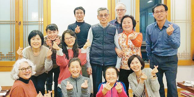 어릴적 미국으로 입양된 킴 갠트씨가 50여년만에 친부모와 상봉했다. 지난달 한국에서 시간을 보내고 있는 갠트씨(앞줄 왼쪽에서 두번째)와 가족들의 모습. 갠트씨 페이스북 캡처.