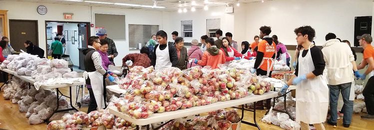 퀸즈 YWCA가 매달 진행하고 있는 '무료 농산물 나눔 행사'. 지역 주민들에게 채소와 과일을 제공한다.