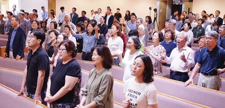 2019 호산나전도대회가 열리고 있는 한소망교회. 참석자들이 두손을 들고 기도하고 있다. [사진 뉴저지교협]