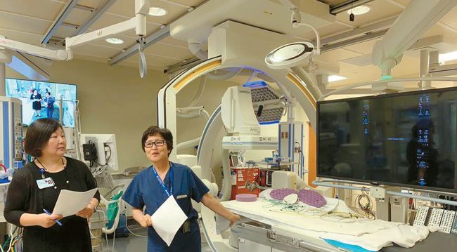 손해리 한인담당(왼쪽)와 심장내과 강태연 간호사가 심도자 및 전기생리검사를 할 수 있는 첨단 하이브리드 의료장비에 대해 소개하고 있다.