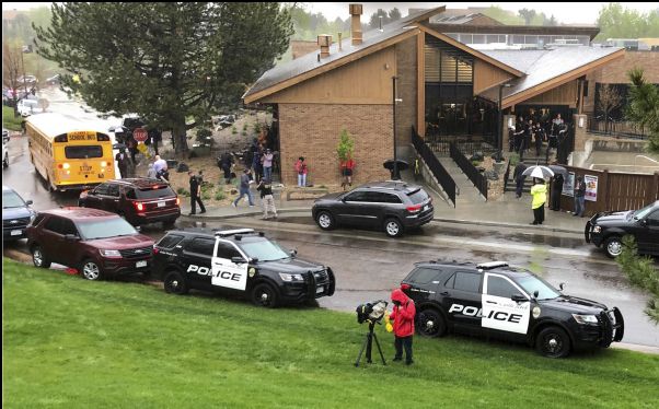 총격이 벌어진 해당학교에서 아이들이 피신해 모여 있던 레크리에이션 센터 모습 <사진=AP>