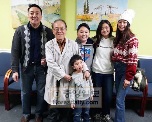 지난 12월 31일 마지막 진료를 끝낸 김부웅(왼쪽서 두번째) 박사가 아들(피터), 손주들과 자리를 함께 했다. 