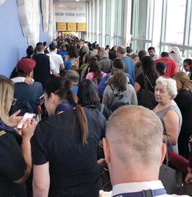 16일 오후 뉴욕 JFK 공항에서 입국수속을 기다리고 있는 승객들. [사진 니니스 사무엘]
