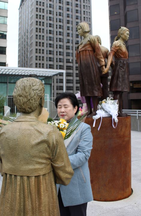 신용현의원(바른미래당)이 고 김학순할머니 동상앞에서 헌화후 묵념을 하고 있다.