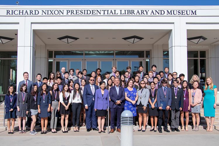지난 9일 닉슨 대통령 도서관서 열린 2019 연방의회상 수상식에서 수상자들이 연방하원의원들과 함께 자리했다.