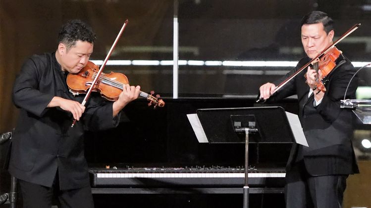 이날 재단 창립 축하공연에 나선 퍼시픽심포니 악장 바이올리니스트 데니스 김(왼쪽)과 OC예술고 코디네이터 비올리스트 잭 이가 헨델-할보르센의 파사칼리아를 협연하고 있다.