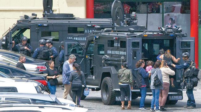 총격사건이 발생한 몰의 샤인 바겐스토어에 있던 손님들이 구출된 후 SWAT팀의 장갑차량에 오르고 있다. 김상진 기자