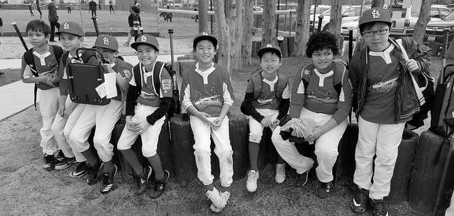 유소년 야구에서는 부상 위험이 큰 도루 금지와 함께 잦은 투수 교체로 선수들이 다양한 포지션을 골고루 경험하도록 배려한다.