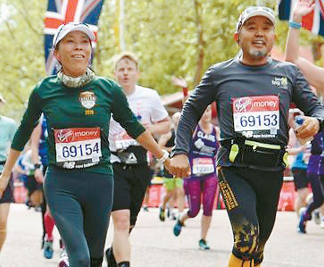 한인 부부 마라토너 허경식(오른쪽), 연경(왼쪽)씨가 지난달 참가한 런던 마라톤 대회에서 함께 손을 잡고 뛰고 있다. 왼쪽 작은 사진은 완주 기념 메달들로 가운데 메달이 세계 6대 마라톤 대회 완주를 인증하는 애봇 월드 마라톤 메이저스(Abbott World Marathon Majors) 메달이다.