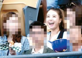 류현진의 아내 배지현씨가 관중석에서 환한 웃음을 보이고 있다. [OSEN]