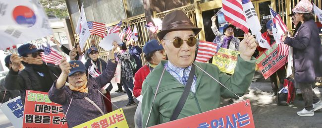 LA한인회관에 입주한 일부 비영리단체 회원들이 LA총영사관 앞에서 시위를 벌이고 있다. 김상진 기자
