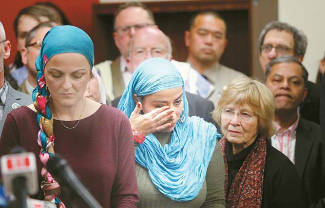 15일 오후 남가주 이슬람센터에서는 에릭 가세티 시장과 각 종교 지도자들이 참석한 가운데 기자회견이 열렸다. 한 무슬림 여성이 눈물을 닦고 있다. 김상진 기자