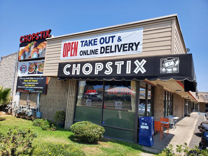 새로운 지침에 따라 샌디에이고 지역의 식당들이 수용인원 25%까지 실내 영업이 가능해 졌다. 사진은 한인 지나 전씨가 올봄에 인수한 한인타운의 찹스틱스(Chopstix) 일식당.