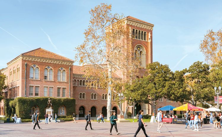 USC 건물의 진홍색 벽돌은 온 캠퍼스를 붉게 물들게 한다. [Credit: Kit Leong]
