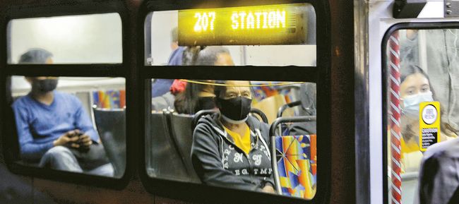 MTA가 LA카운티의 학생과 저소득층 주민의 버스와 지하철 요금을 면제하기로 했다. 늦은 밤 LA시민들이 MTA버스를 타고 귀가하고 있다. 김상진 기자