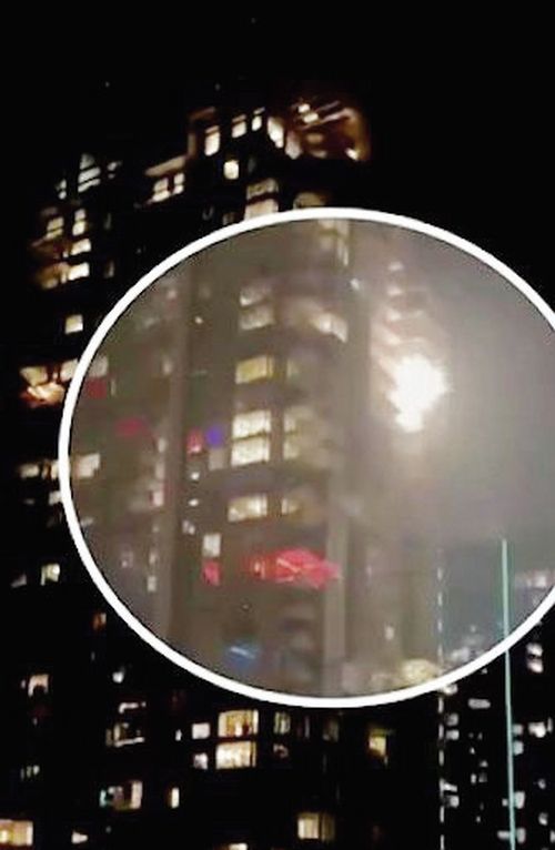 지난 4일 다운타운 주차장에서 쏘아 올린 불법 폭죽이 다운타운의 한 고층 건물에 날아가 불꽃(원안)을 일으키며 타고 있다.[NBC캡처]