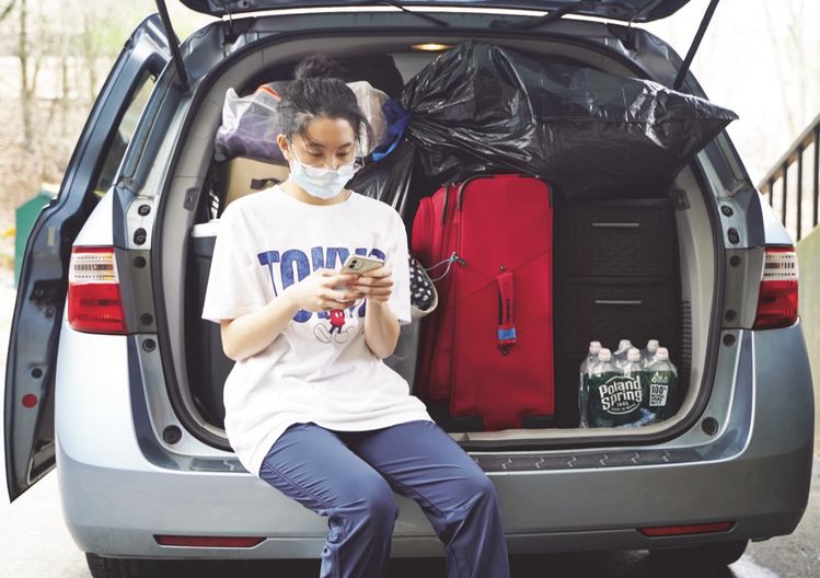 아시안 여학생이 기숙사에서 짐을 정리해 차에 싣고 있다. [Erin Deleon / Shutterstock.com]