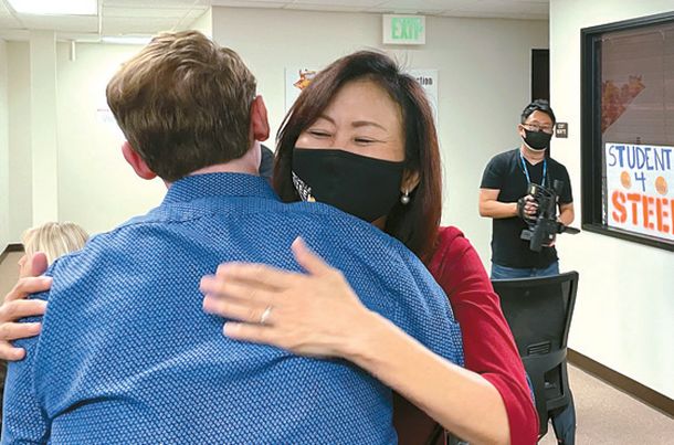 3일 오렌지카운티 공화당 사무실에서 미셸 박 스틸 후보가 지지자들과 포옹하며 인사를 나누고 있다. 임상환 기자