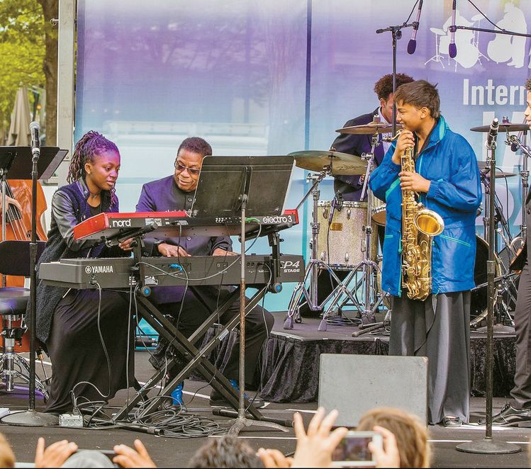 세계적 재즈 뮤지션 허비 행콕(왼쪽에서 두번째)가 UCLA 재즈 인스티튜트에서 학생들과 함께  연주회를 겸한 강의에 열중하고 있다. 