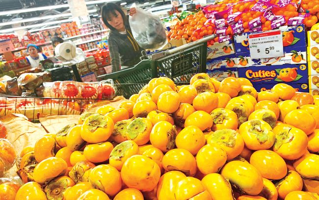 오는 13일 추석을 앞두고 한인마켓에서 한 고객이 과일을 고르고 있다. 김상진 기자