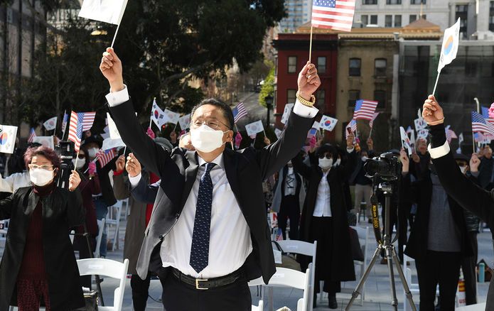 북가주지역 한인단체 50여곳 100여명이 샌프란시스코 위안부 기림비 앞에서 3.1절 기념식과 함께 램지어 교수 위안부 망언 규탄대회를 열었다