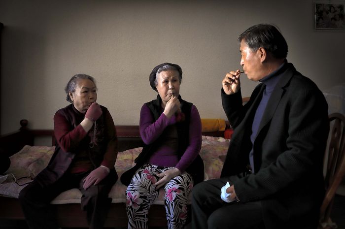 김영규 목사(오른쪽)가 노인 아파트에 거주하는 최병애(왼쪽 92세), 김춘심(가운데 77세) 할머니에게 호루라기를 전달한 후 사용법을 알려주고 있다.