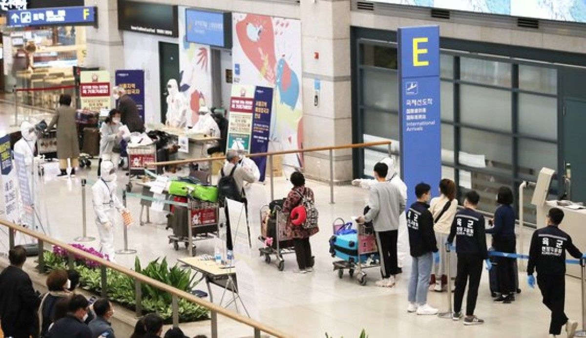 지난 7일 오후 뉴질랜드 교민들이 인천국제공항 1터미널 입국장을 통해 입국하고 있다. 연합뉴스