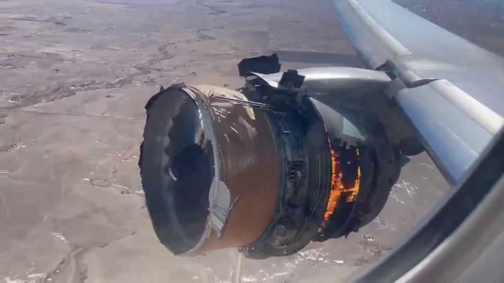 지난 20일(토) 콜로라도주 덴버 국제공항을 출발해 하와이주 호놀룰루로 향하던 유나이티드 항공사 소속 보잉 777기종 328편 여객기가 이륙 직후 오른쪽 엔진이 고장을 일으켜 불이 나고 있다. 