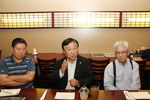 김만중 미주중남부한인회연합회장(가운데)은 차세대 컨퍼런스에 대해 설명하고 있다.