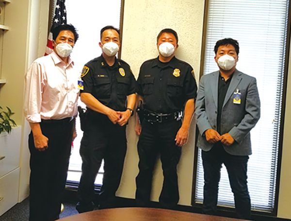 민주평통 휴스턴협의회는 휴스턴 경찰국에 N95 마스크 300장을 전달했다. 
