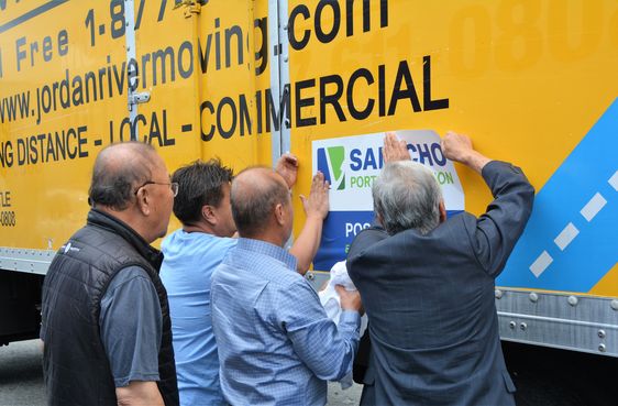 홍윤선 후원회장 등이 킹카운티 최대 운송회사로 발돋음한 유대인 커뮤니티의 자랑 Jotdan River M&S 트럭마다 샘 조 선거 캠페인 스티커를 붙이고 있다.