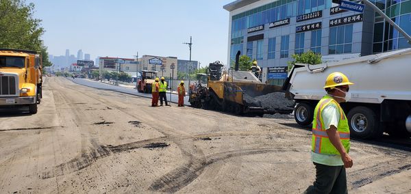 LA한인타운 올림픽길과 노먼디 인근에서 22일 오전 도로 재포장 공사가 진행되고 있다. 