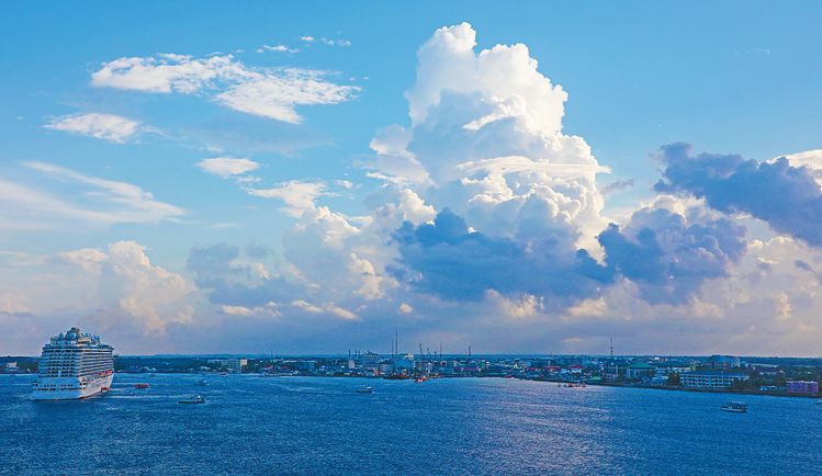 카리브해의 조그만 섬나라 케이맨 제도가 수평선에서 거대한 뭉게 구름과 맞닿아 있다. 케이맨 제도는 국제 조세 피난처로, 해적섬으로, 천혜의 다이빙 명소로, 크루즈선의 주요 기항지로 이름 높다.
