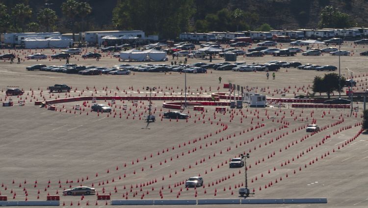 지난 11일 다저구장 주차장에서 드라이브스루 코로나 검사가 진행되고 있따. AP