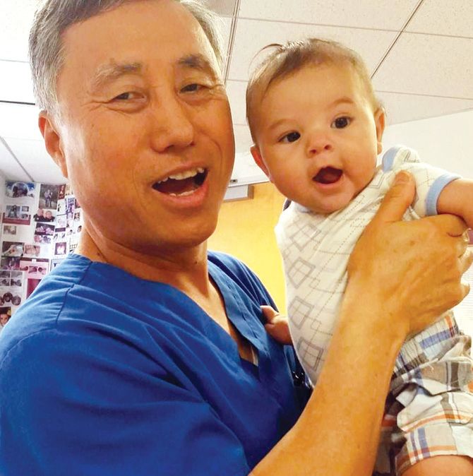 김학남 박사가 시험관 아기 시술로 태어난 아이를 안고 있다.