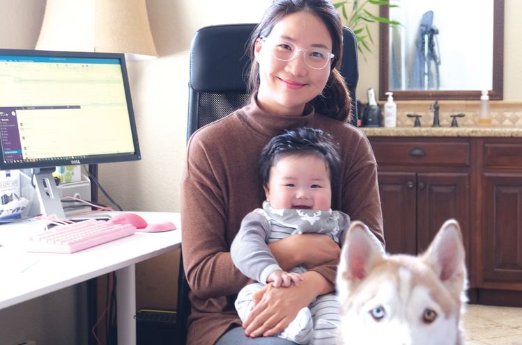 게임회사 소프트웨어 엔지니어인 정미주씨는 4개월된 아이를 남편과 키우며 환상적인 팀이라는 것을 깨달았다.