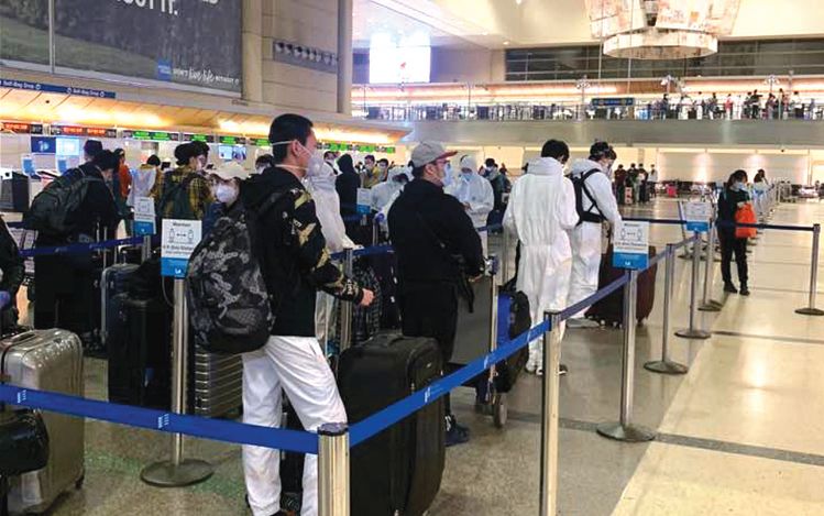 코로나 사태 영향으로 지난해 한국 방문 미국인 수가 급감한 것으로 나타났다. LA국제공항서 탑승 수속을 기다리고 있는 여행객들. [중앙포토]