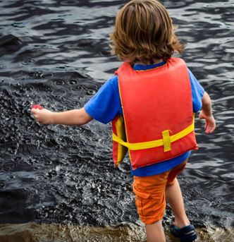 작년 온타리오주에서 익사자가 1여명에 달했던 것으로 밝혀졌다.  이와관련, 안전 전문가들은 특히 부모들은 자녀의 물놀이에 앞서 반드시 구명조끼를 입히도록해야 한다고 강조했다.
