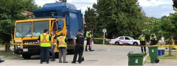 16일  낮 3시쯤 토론토 노스욕에서  한 여성이 쓰레기 수거트럭에 치여  숨진 사고가 발생한 가운데 경찰이 현장에서  조사를 진행하고 있다. 이날 사고를 포함해 올해들어 현재까지 보행자와 자전거족 18명이 숨졌다.