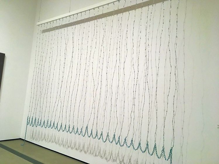 멜빈 에드워즈의 작품 '커튼(Curtain)'. 날카로운 쇠창살과 체인으로 표현한 설치 미술. 흑인 커뮤니티에 대한 혹독한 차별을 표현했다. 