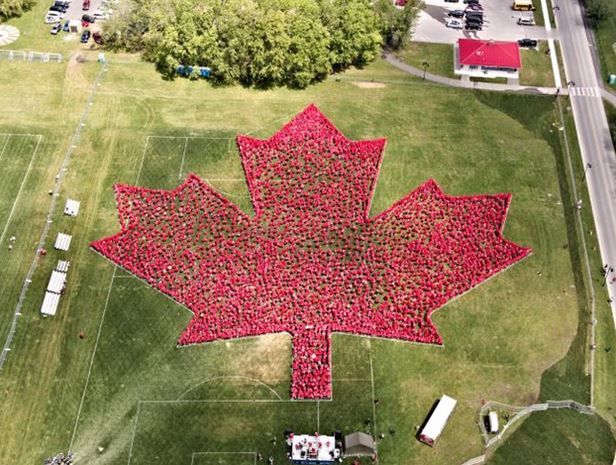 캐나다 데이’를  앞둔 지난 29일 온타리오주 북동부 트렌턴에서 주민 4천여명이 참여한 초대형 캐나다국기(메이플립스)가 등장해 눈길이 끌고 있다.

