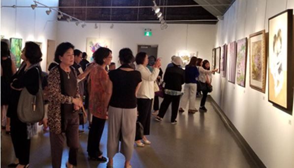 ‘28회 캐나다 한인 미술가 협회 정기전’에서 관람객들이 전시된 작품들을 감상하고 있다.
